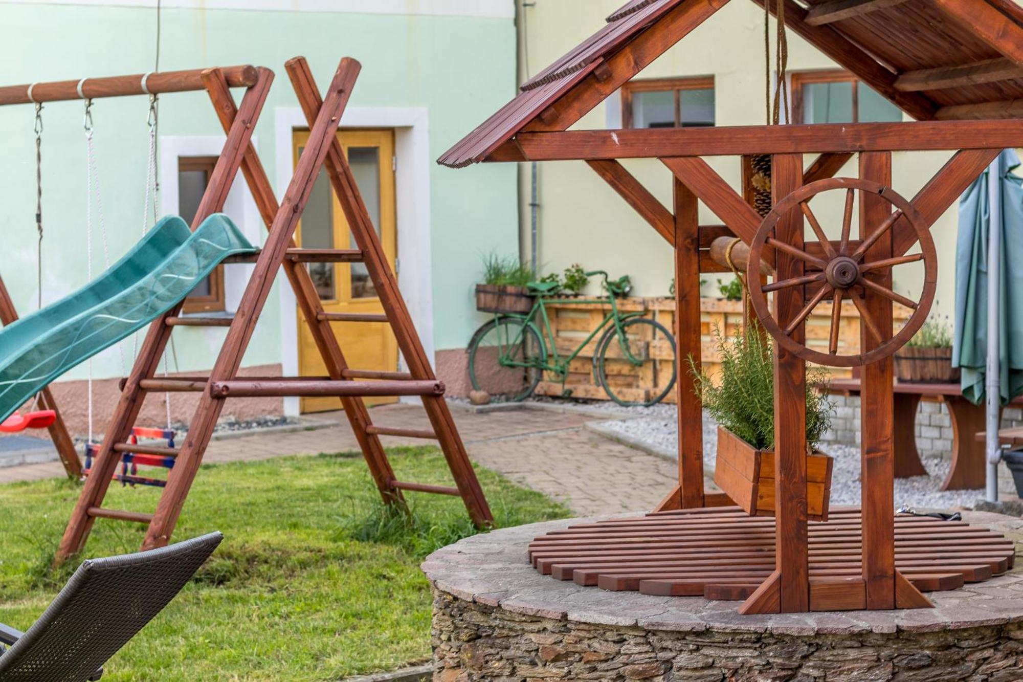 Penzion A Restaurace U Vladare Touzim Ngoại thất bức ảnh